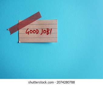 Note Stick On Blue Copy Space Background With Words GOOD JOB, Concept Of Positive Self Talk, Praise Encouragement Note From Boss, Teacher Or Clients To Express Admiration In Well Done Work