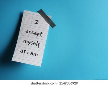 Note Stick On Blue Copy Space Background With Affirmation Message   I ACCEPT MYSELF AS I AM, Concept Of Phrases Statement Repeated To Help Encourage Self Worth , Love And Value Oneself Unconditionally