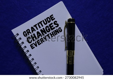 Notebook with gratitude changes everything message and pen