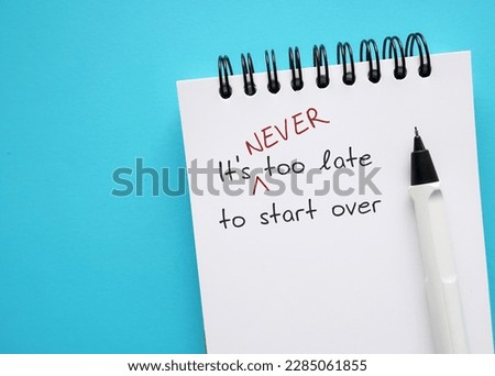 Notebook on copy space blue background with handwriting - It's never too late to start over - means to get out of a rut in career path, relationship or unhealthy habit, embrace new beginnings Imagine de stoc © 