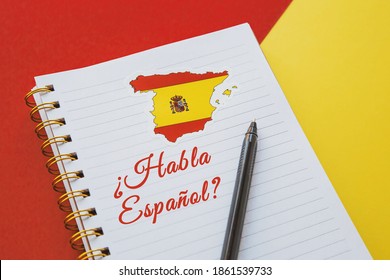 notebook with the spanish flag and the inscription Do you speak spanish in Spanish