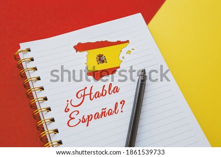 notebook with the spanish flag and the inscription Do you speak spanish in Spanish
