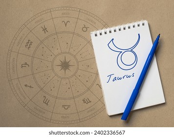 Bloc de notas con pluma y dibujo del signo de zodiaco Taurus