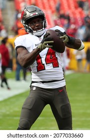 Nov 14, 2021; Landover, MD USA;  Tampa Bay Buccaneers Wide Receiver Chris Godwin (14) Catches A Pass Before An NFL Game At FedEx Field. (Steve Jacobson, Image Of Sport)