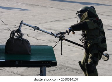 Nov.25,2009 , Osaka Japan

A police officer wearing an EOD carries a suspicious object to an X-ray inspection device.
(One scene of suspect arrest training open to the public by the  Police)