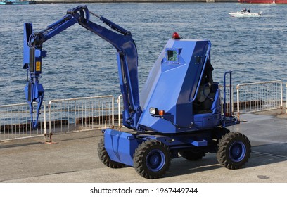 Nov.25,2009 , Osaka Japan(Terrorism Countermeasure Training Public Venue)
This Explosives Disposal Vehicle Grabs A Suspicious Object With The Hand At The Tip Of Its Arm.
