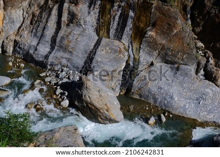 November 2021: Blue River and Textured Brown Rock in Wulu Gorge ストックフォト © 