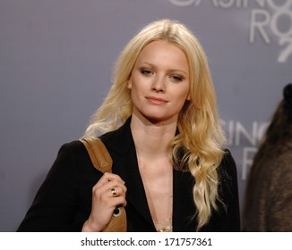 NOVEMBER 21, 2006 - BERLIN: Franziska Knuppe At The German Premiere Of The James Bond-movie 