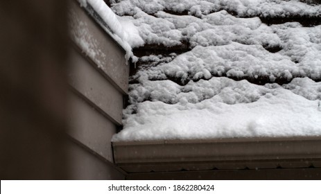 November 22, 2020 - Mississauga, Ontario Canada. A Sudden Snowstorm Hit In The Greater Toronto Area.