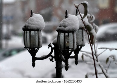 November 22, 2020 - Mississauga, Ontario Canada. A Sudden Snowstorm Hit In The Greater Toronto Area.