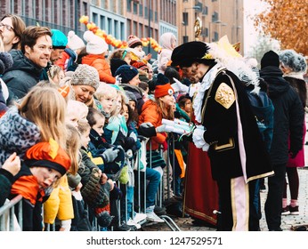 Afbeeldingen Stockfoto S En Vectoren Van Sinterklaas Zwarte Piet