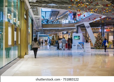 November 8, 2017 San Jose/CA/USA - People Shopping At Westfield Valley Fair Mall