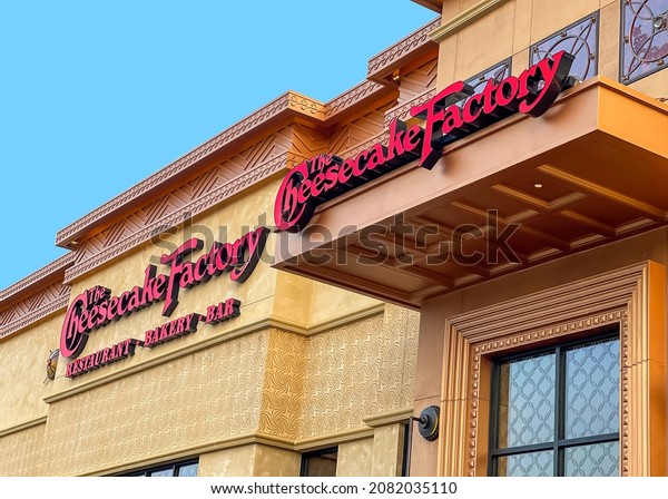 Novi, MI - August 8, 2021: The Cheesecake Factory\
restaurant building exterior signs outside the Twelve Oaks Mall in\
Novi, MI.
