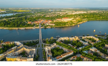 Novi Sad, Serbia, capturado desde el aire con una impresionante vista de la Fortaleza de Petrovaradin y el río Sava. Una mezcla perfecta de historia, arquitectura y belleza natural