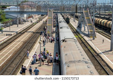 Жд пути новороссийск. ЖД вокзал Новороссийск. ЖД вокзал Новороссийск пути. Железная дорога Новороссийск. Товарная станция ЖД Новороссийск.