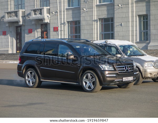 Novosibirsk, Russia - february 01 2020: private 4\
wd awd all-wheel drive brown color metallic luxury premium vip\
cross car Mercedes-Benz GL X164, made in Germany SUV on urban town\
dirty  winter\
street