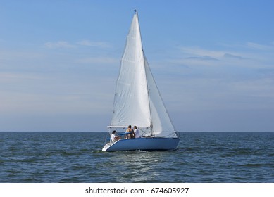 House Flag 132017 28/" x 40/" Sailboats Regatta