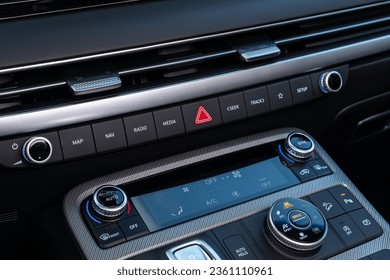 Novosibirsk Rusia - 08 de setiembre de 2023:   Hyundai Palisade, interior del coche - Botones para encender el aire acondicionado del coche en el panel de control del climatizador.
