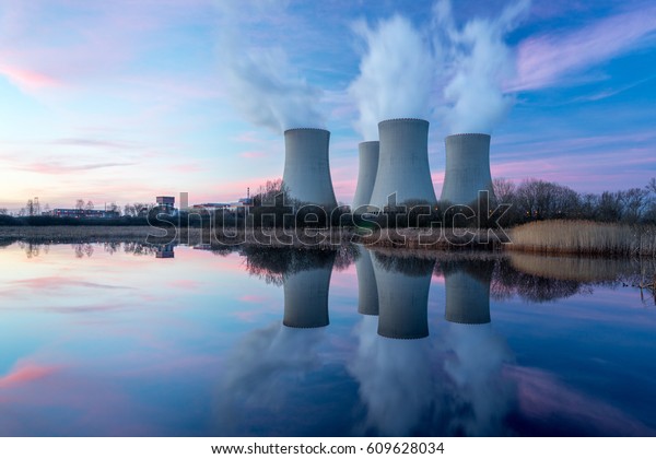 日没後の原子力発電所 大きな煙突のある夕暮れの風景 の写真素材 今すぐ編集