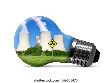 Kernkraftwerk in Glühbirne einzeln auf weißem Hintergrund. Konzept der Kernenergie.