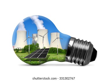 Kernkraftwerk mit Solarpaneel und Windturbinen in Glühbirnen einzeln. Konzept der Energieressourcen.