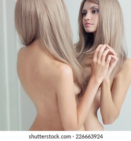 Nacktschönes Mädchen vor dem Spiegel