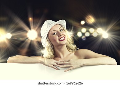 Photo De Stock Une Fille Nue Debout Derri Re Une Shutterstock