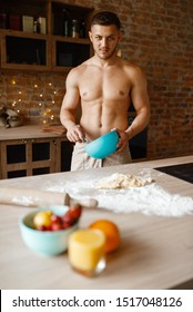 Nude Man Cooking Dessert On Kitchen Foto Stok Shutterstock