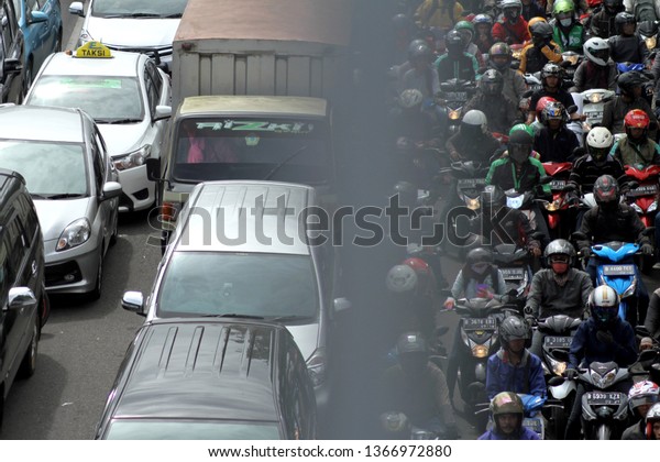 A number of motorists are stuck in\
traffic on Gatot Soebroto Street, Jakarta\
(04/07/2017).
