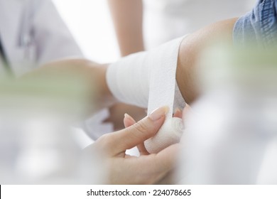Nurse bandage to the patient's arm
