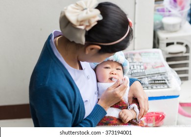nurse feeds the medicine for baby