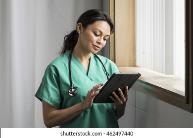 Krankenschwester auf ihre Tablette