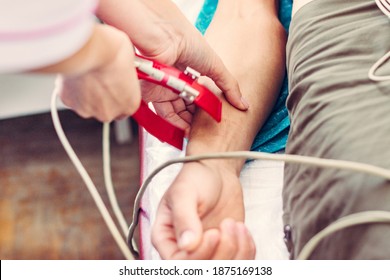The nurse prepares the patient for the cardiogram, the cardiograph and the patient, the medical device for measuring the cardiogram.