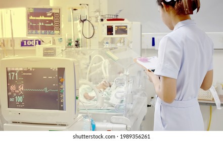 Nurse Record Information Of Pediatric Patients In The Intensive Care Unit, In The Pediatric Incubator.