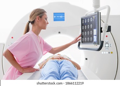 Nurse Reviewing Digital Scan Patient Displayed Stock Photo 1866112219 ...