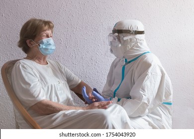 A Nurse Is Visiting A Grandma In A Clinic. The Patient Is Crying.