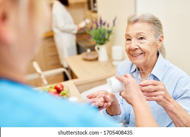 Nursing Service Ms. Gives Her Elderly Medic As A Patient Her Home Visit