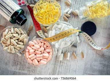 Nahrungsergänzungsmittel in Kapseln und Tabletten. Selektiver Fokus, flacher DOF