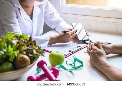 Nutritionist giving consultation to patient with healthy fruit and vegetable, Right nutrition and diet concept - Shutterstock ID 1433535833