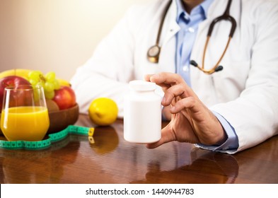 Nutritionist giving supplements, losing weight 