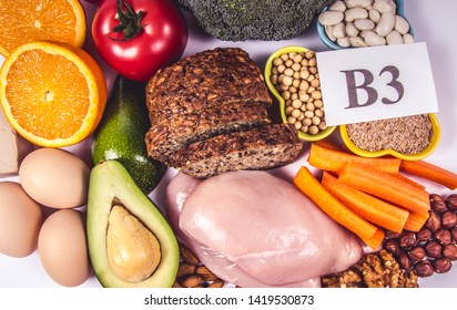 Nährstoffe und Produkte, die Vitamin B3 (PP, Niacin) und andere natürliche Mineralien enthalten, Konzept einer gesunden Lebensweise und Ernährung.  Einzeln auf Weiß.