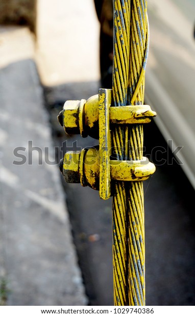 Nuts\
on wire line,wire rope with sling clip yellow\
color