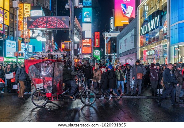 NYC/USA 31 DEZ 2017 - People walking in times\
square, new york by\
night