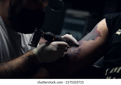 O Barco De Valdeorras, Ourense,  Spain,
9, 10, 2021. Close Up Shot Of A Tattoo Artist Working In A Tattoo Studio