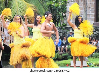 Oahu Hawaii 4262018 Hawaiian Dancers Performing Stock Photo 1392587402 ...