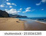 Oahu, Hawaii, Honolulu, beaches, mountains, ocean, sunrises, sunsets, tropical, paradise, serene, lush, coastline, palm trees, turquoise, water, waves, sandy shores, vibrant, skies, volcanic, peaks