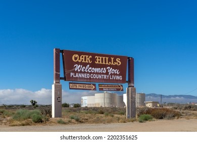 Oak Hills, CA, USA – September 14, 2022: Old Welcome Sign Mountain Vista Estates Planned Country Living Community In The Rural Area Of Oak Hills, California. 