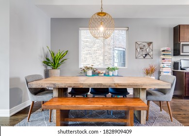 OAK PARK, IL, USA - APRIL 22, 2019: A Modern / Artsy Dining Room With A Large Table, Plenty Of Seating, And A Fancy Gold Chandelier.