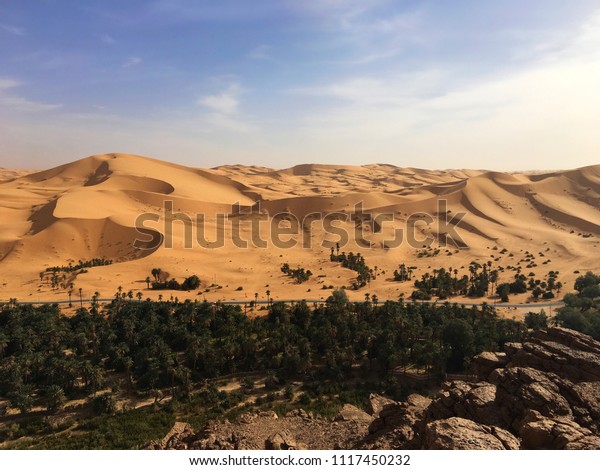 アルジェリアのサハラ砂漠の近くにあるタギットのオアシス の写真素材 今すぐ編集