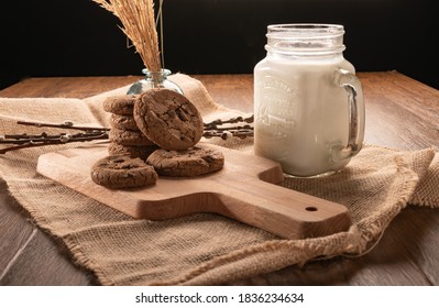 galletas de avena con leche sobre una madera